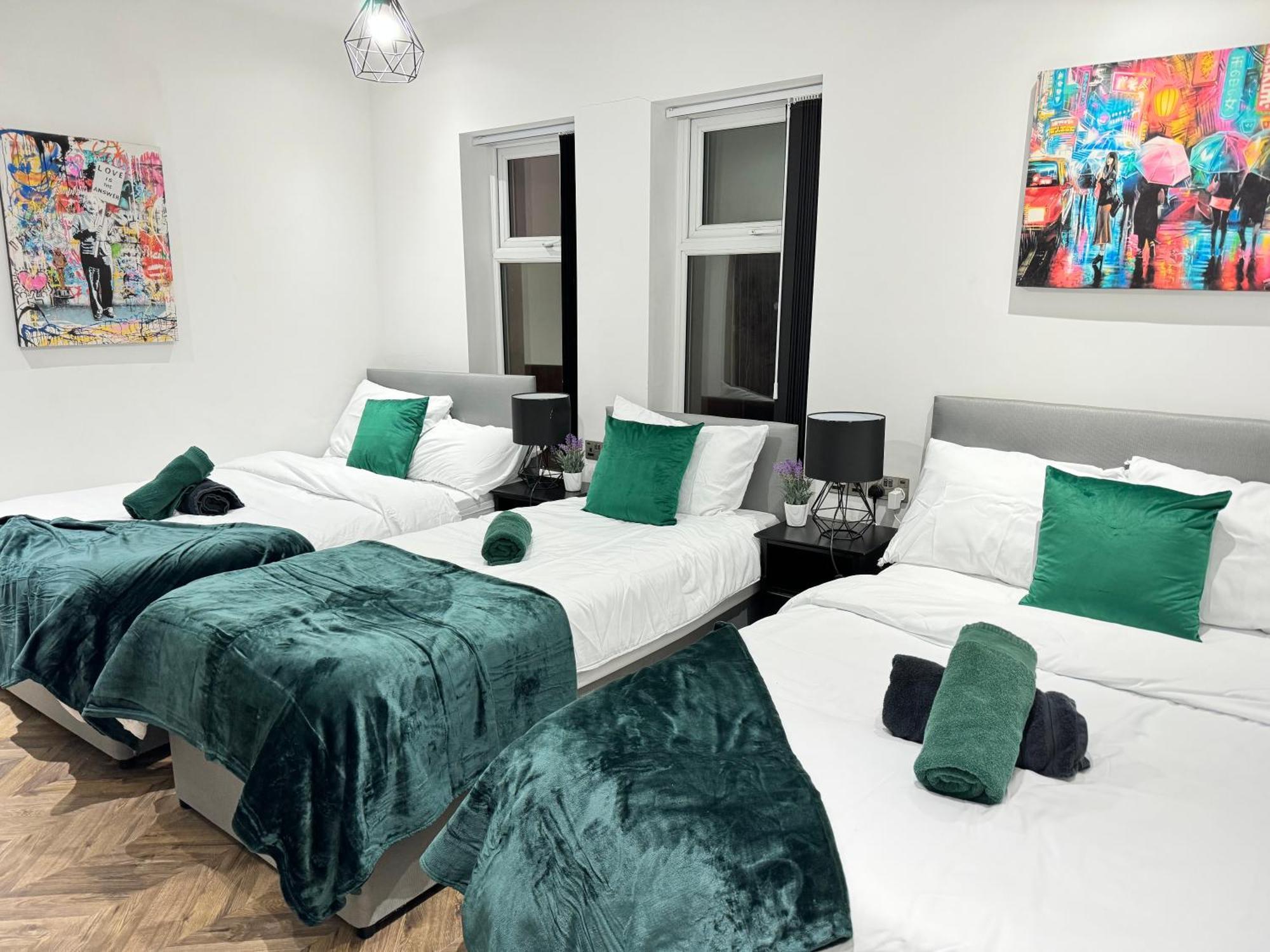 4 Bed 4 Bath House With Free Parking, 5 Mins To Lfc And 15 Mins To Centre Holiday home Liverpool