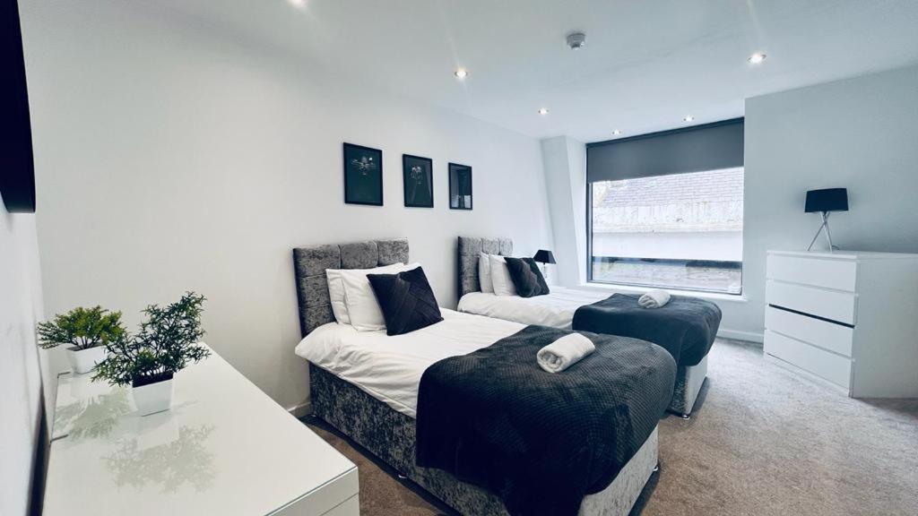 Families And Contractors Welcome! Central Beauty * Liverpool