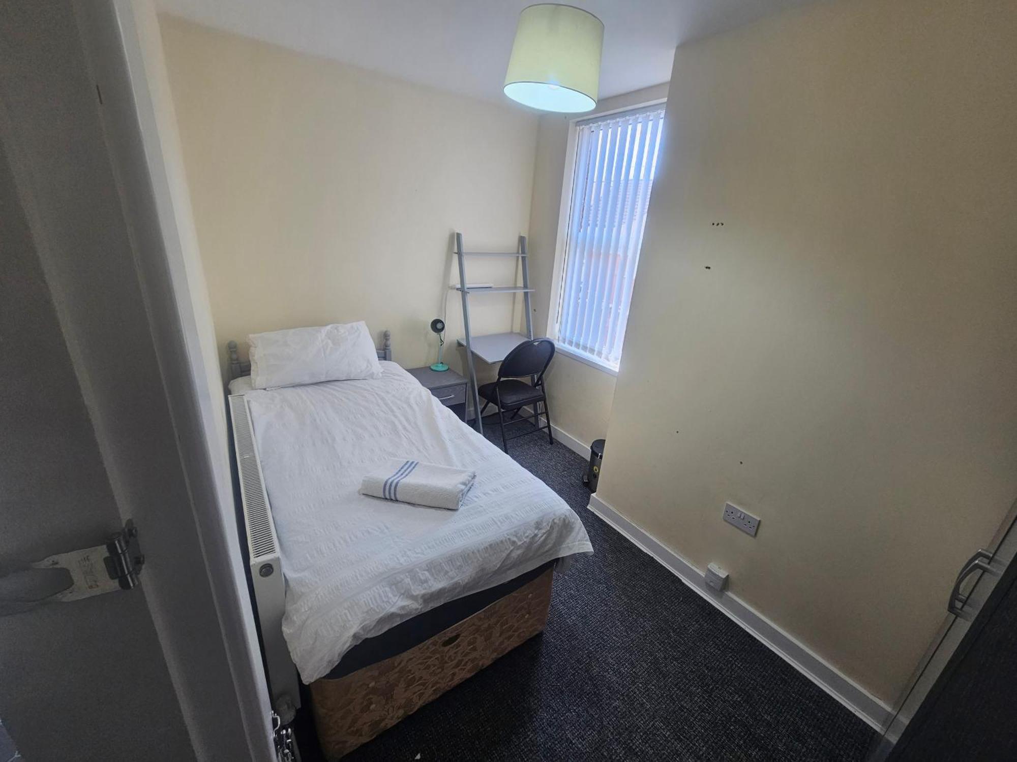 The Anfield Mews, Free Parking For 1 Vehicle, 4 Bd, 2ba, Sleeps 8 Holiday home Liverpool