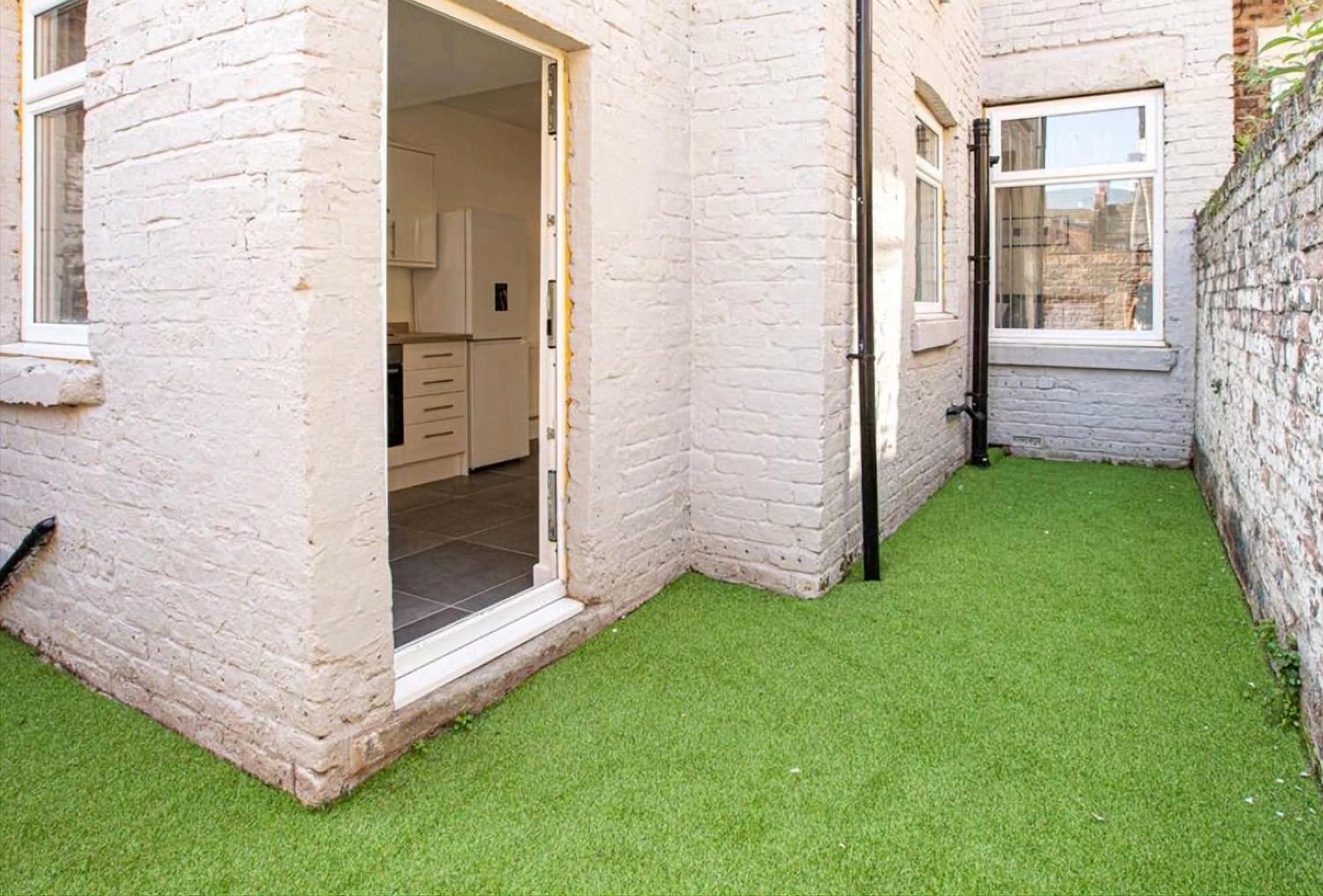 The Anfield Mews, Free Parking For 1 Vehicle, 4 Bd, 2ba, Sleeps 8 Holiday home Liverpool