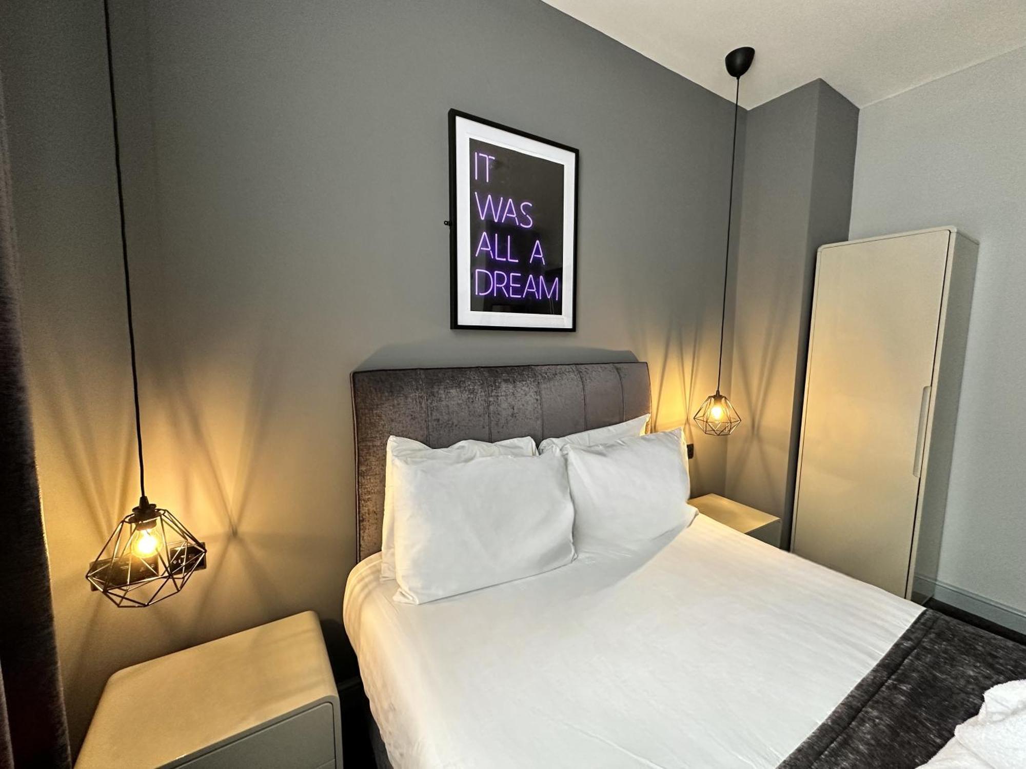 Hotel 105 *