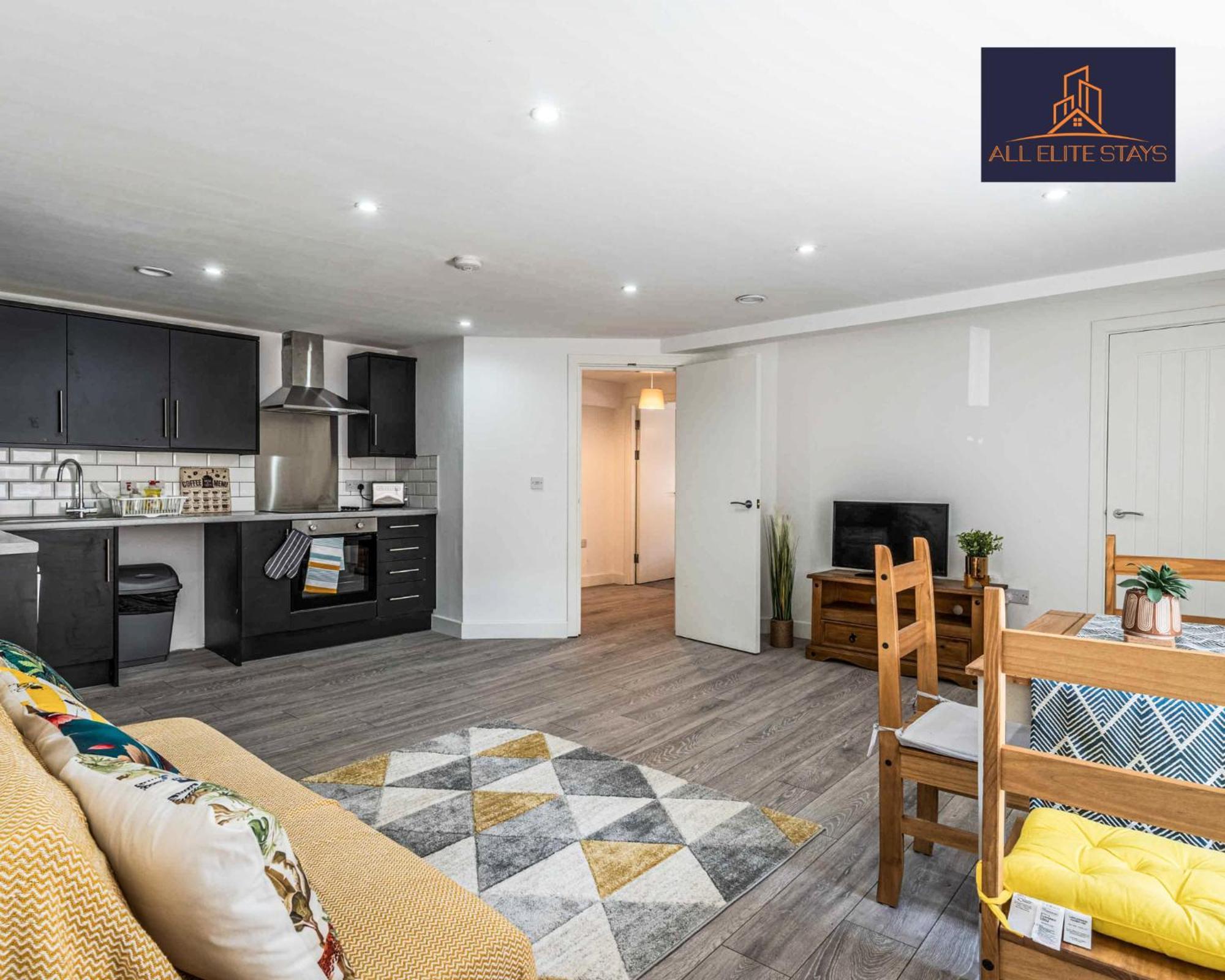 Swan House: With Parking Apartment *