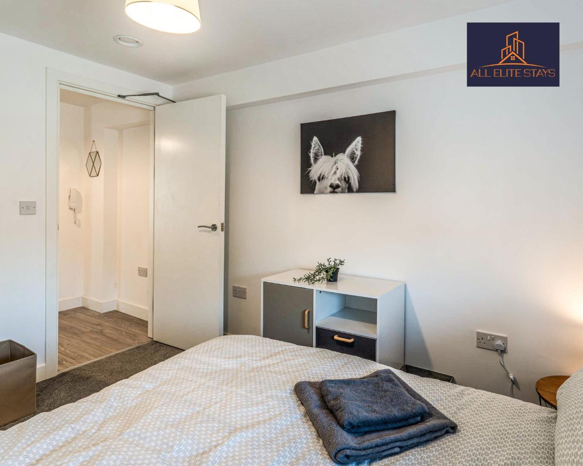 Swan House: With Parking Apartment *