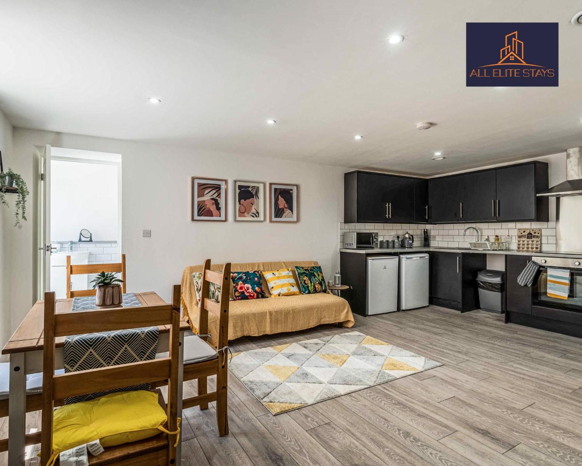Swan House: With Parking Apartment *