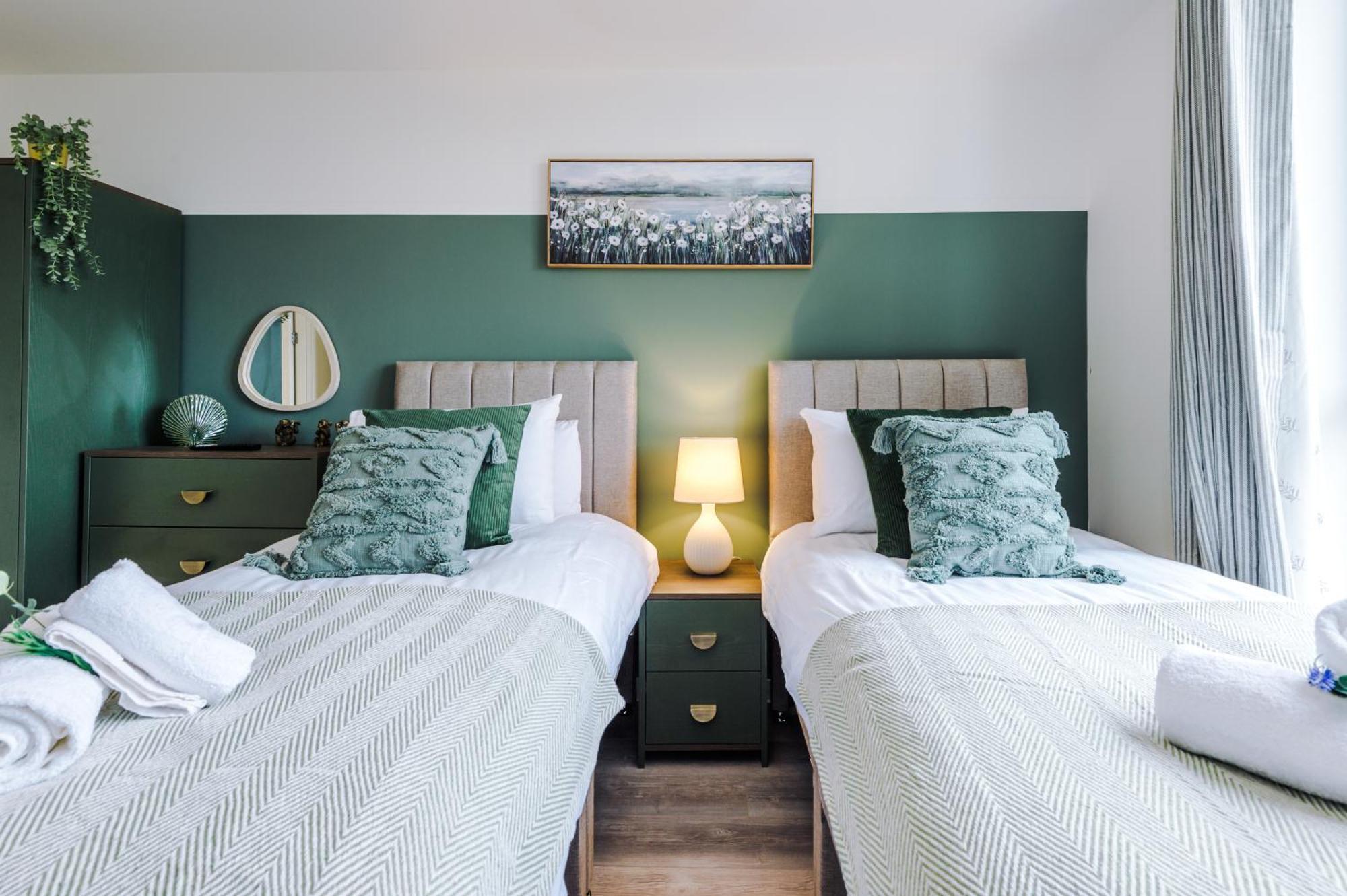 Apartment New! Pristine 2-bed Flat On By 53 Degrees Property, Amazing Location, Sleeps 6!