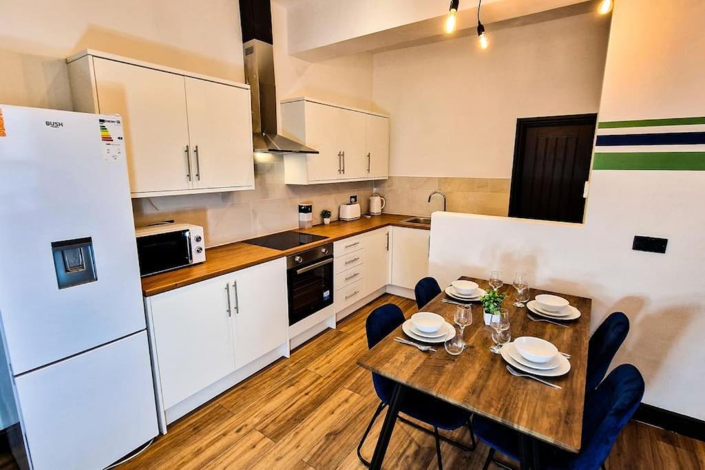 Beautiful Flat On Breck Road Apartment *