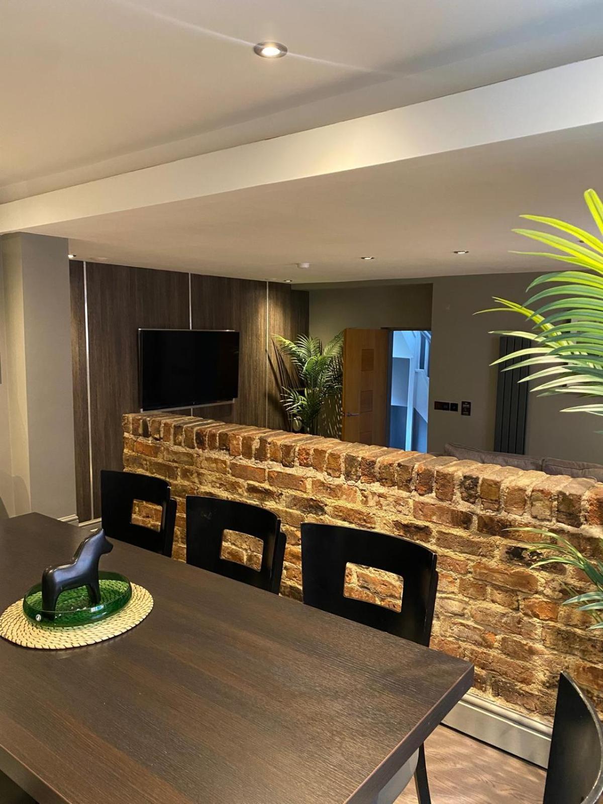 Epic Campbell Street Apartment