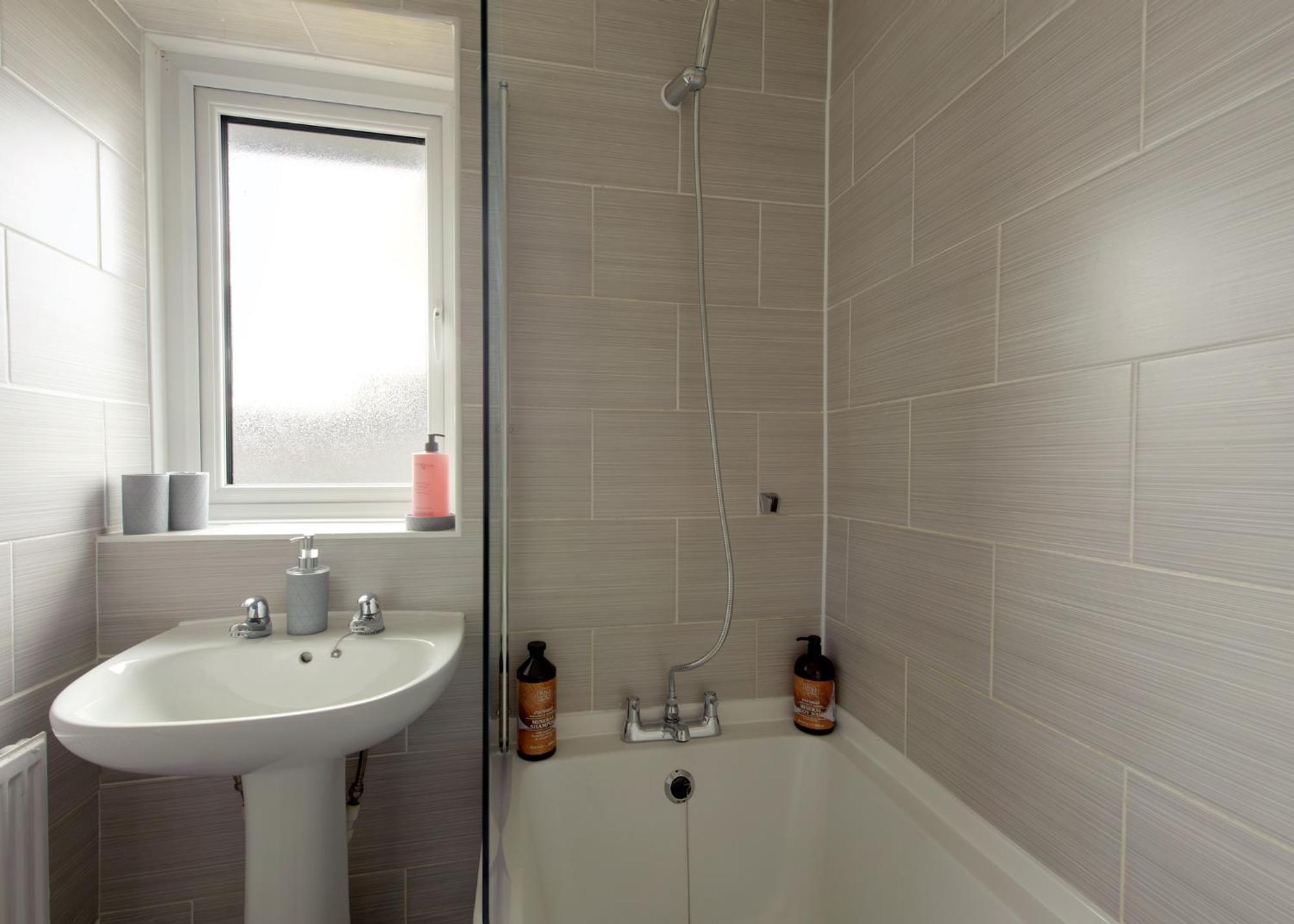 Voguish 3br In Huyton *