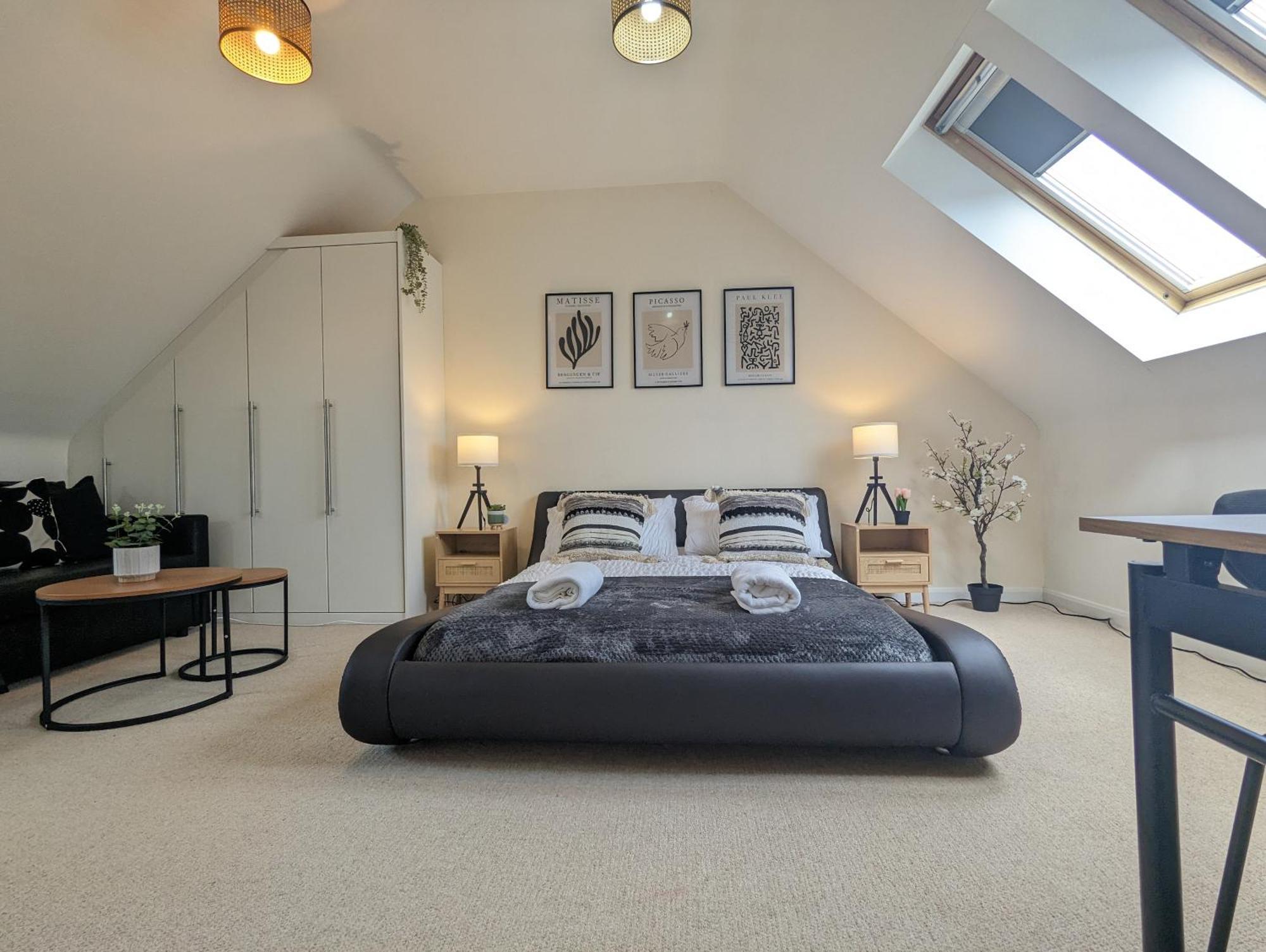 Large 4-bedrooms House Near Centre Free Parking *