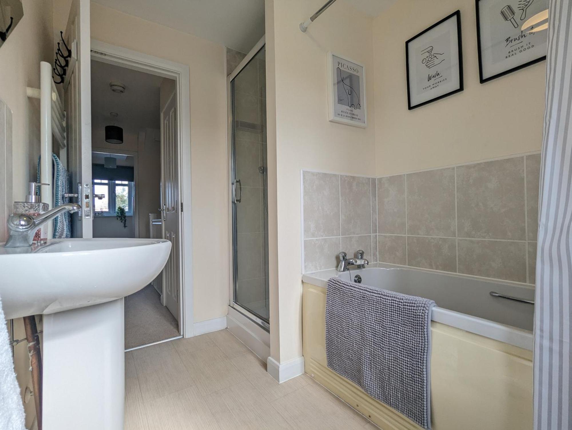 Large 4-bedrooms House Near Centre Free Parking Holiday home *