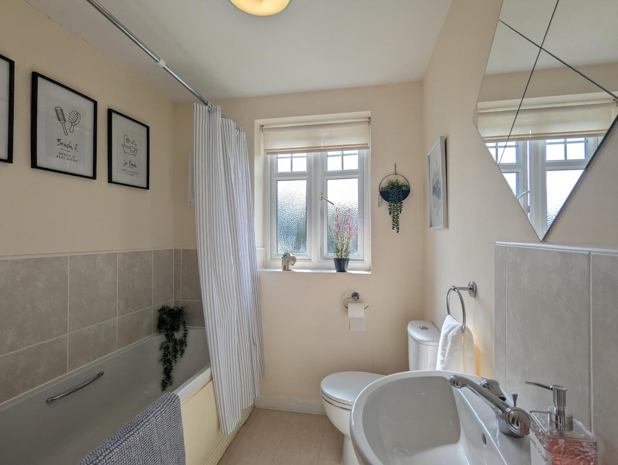 Large 4-bedrooms House Near Centre Free Parking