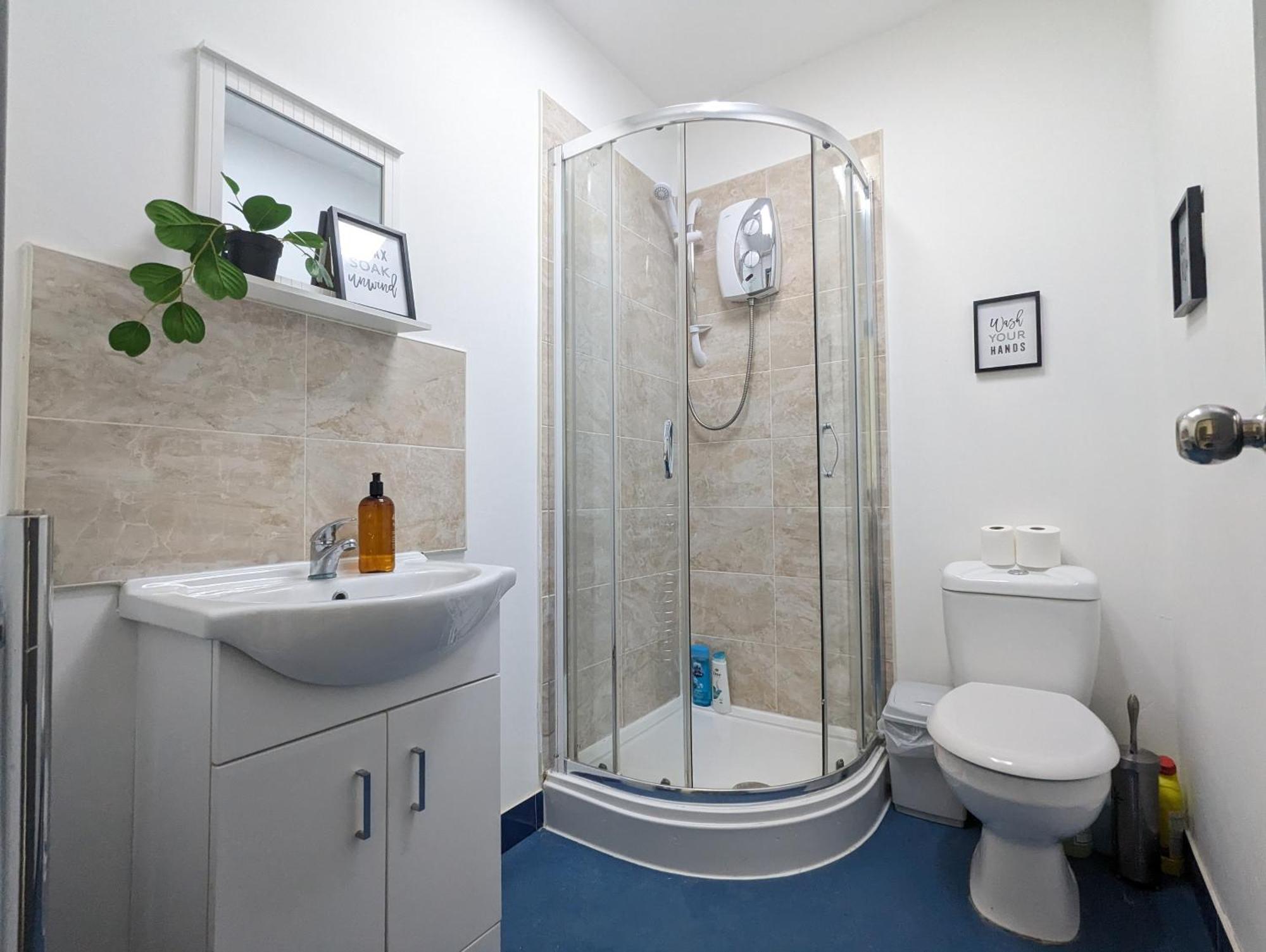Near Centre Private Bath Free Parking Holiday home *