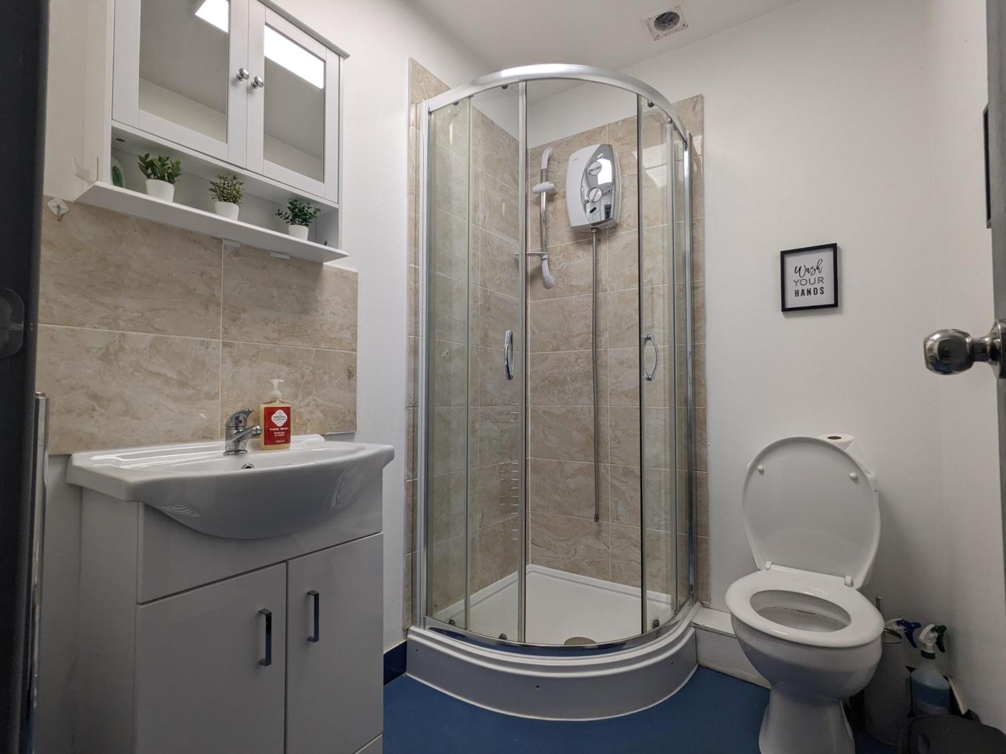 Near Centre Private Bath Free Parking Holiday home Liverpool