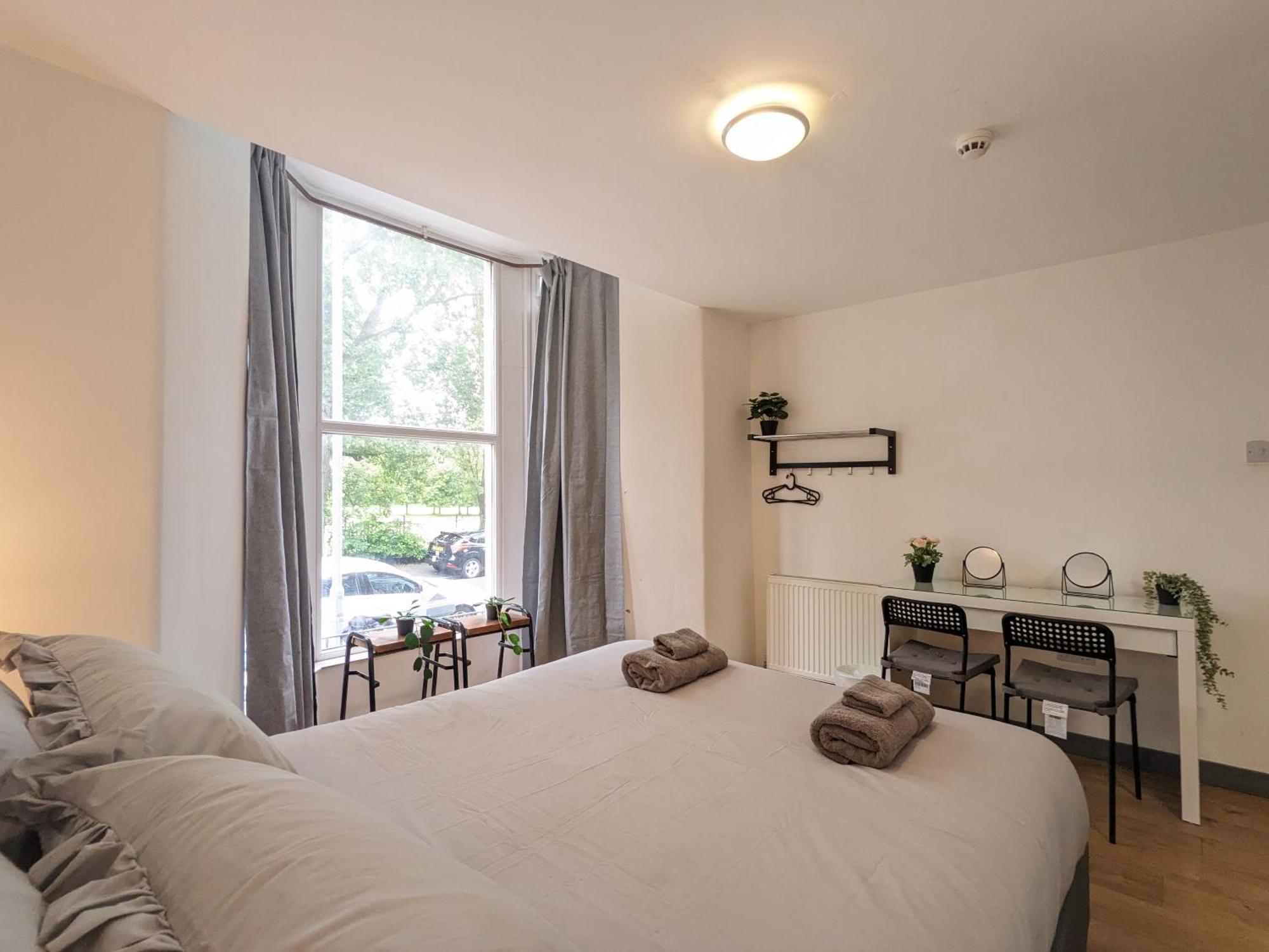 Near Centre Private Bath Free Parking Holiday home *
