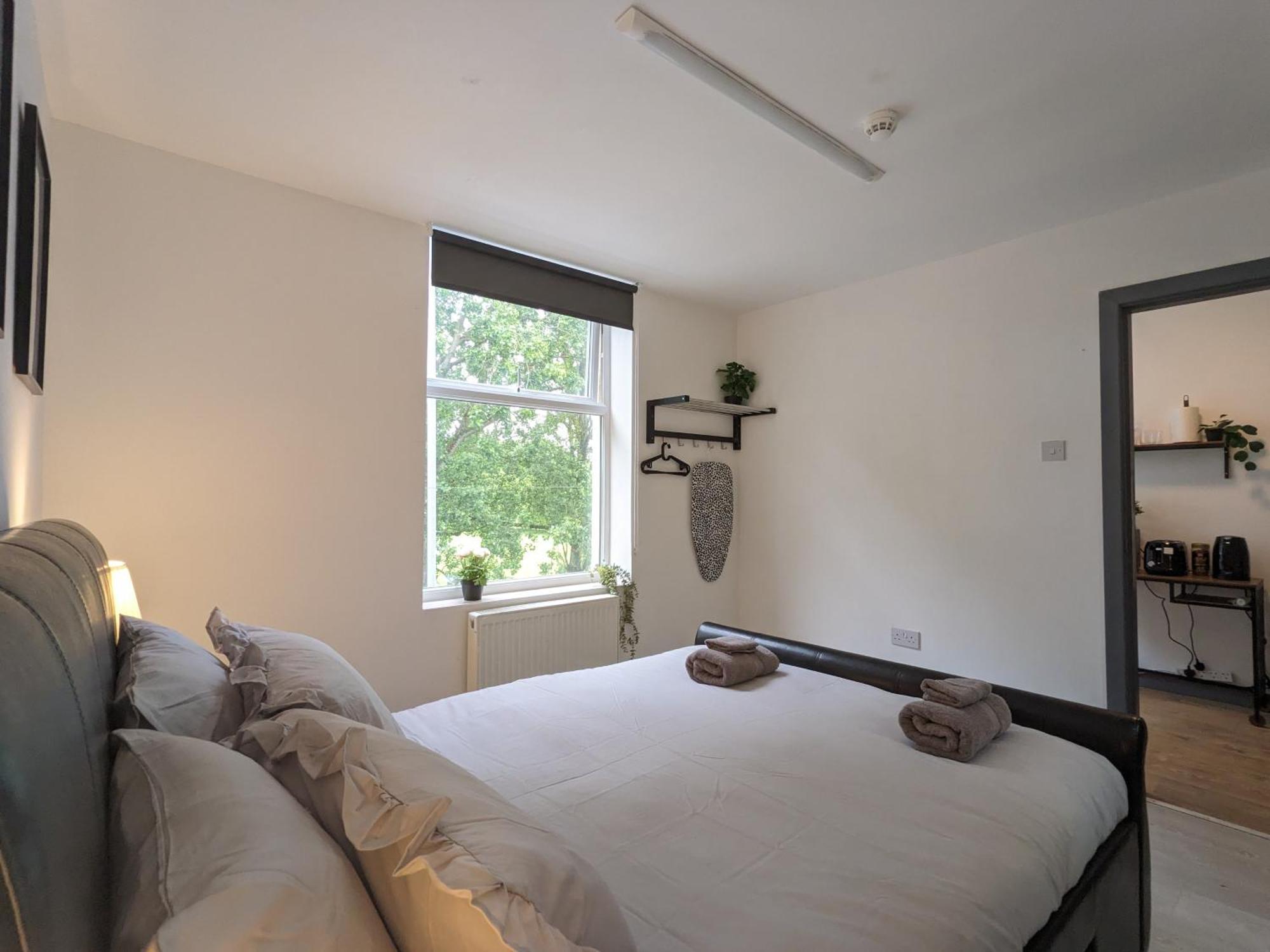 Near Centre Private Bath Free Parking Holiday home *