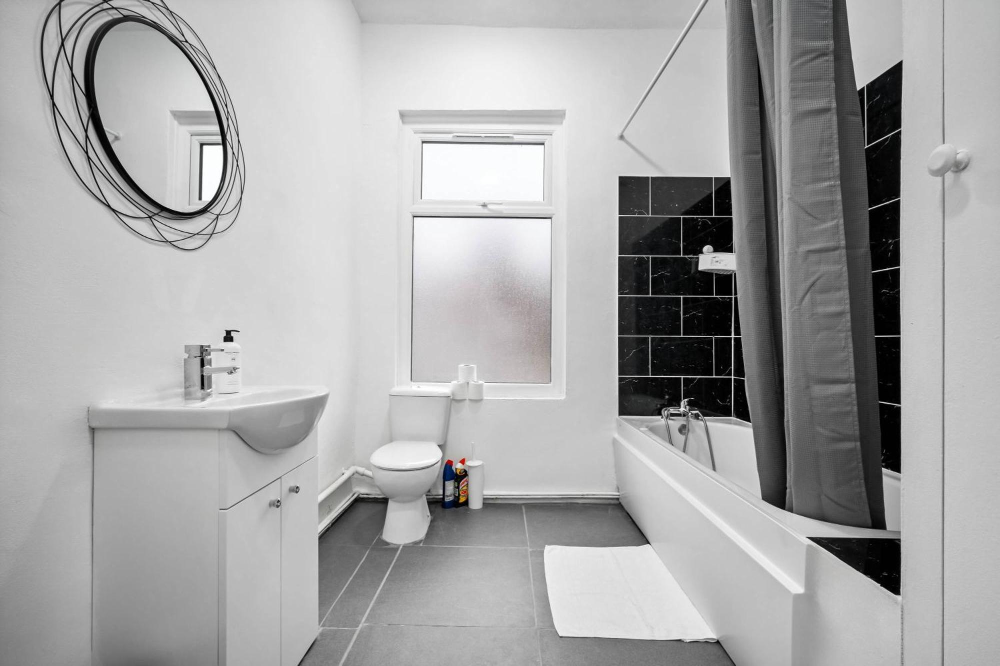 Anfield Four-bed Spacious Getaway Haus