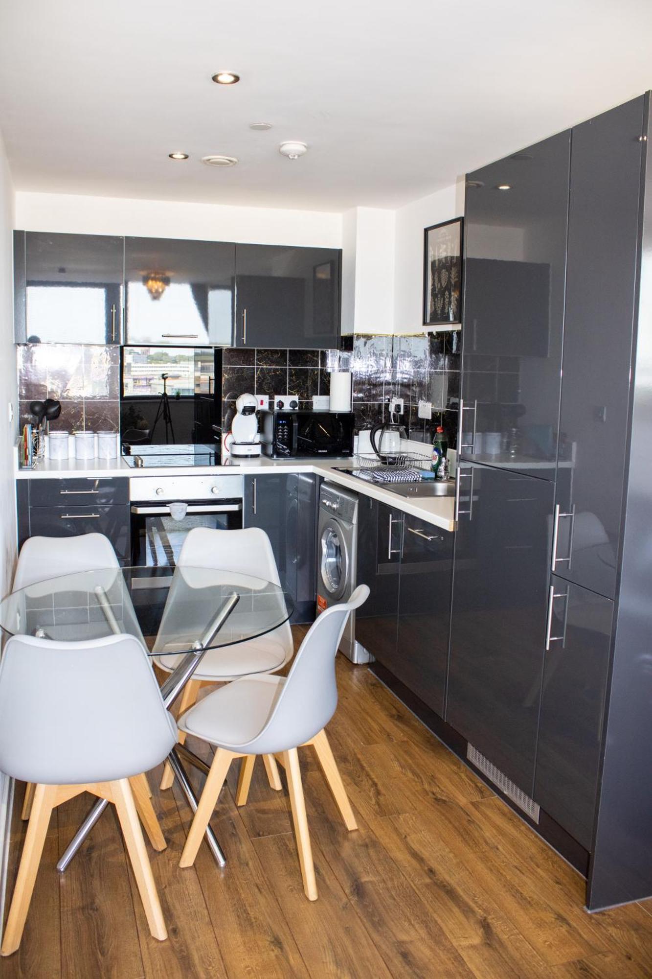 Apartment Sidemerseylivings - Central, Bright, And Convenient 2-bedroom With Parking