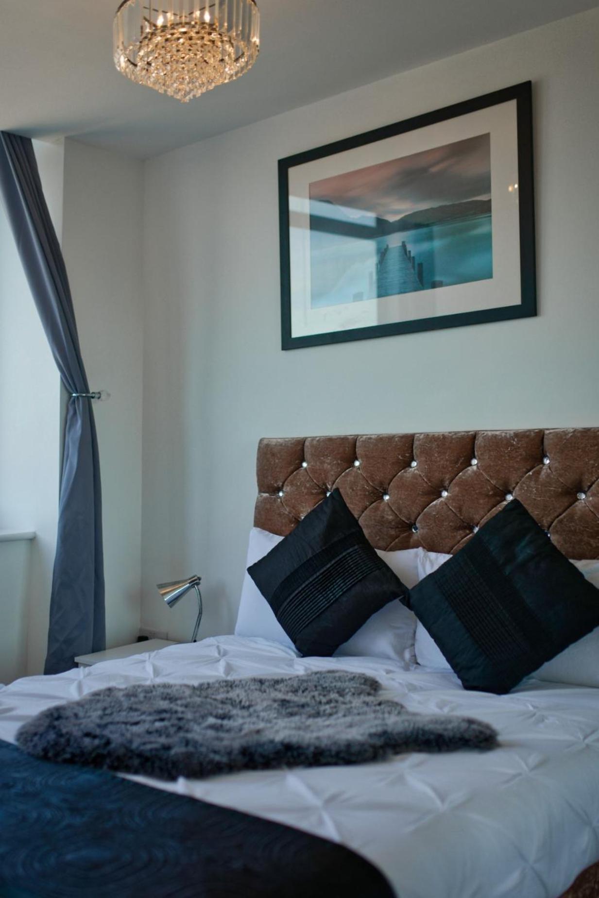 Apartment Sidemerseylivings - Central, Bright, And Convenient 2-bedroom With Parking