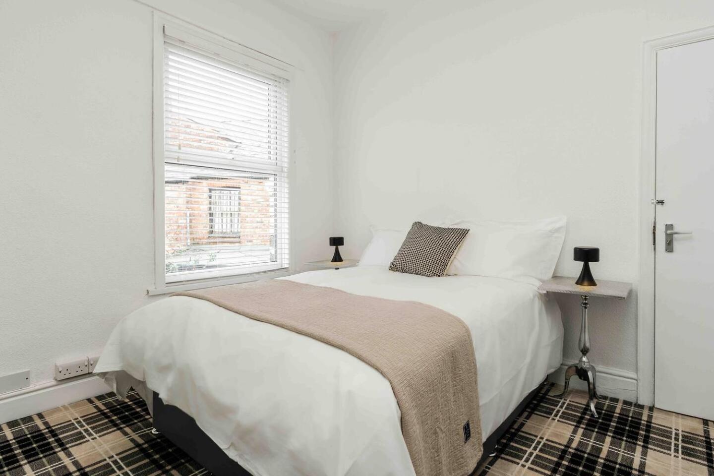 Spacious 4-bed Nearby Sefton Park Sleeps 8 *