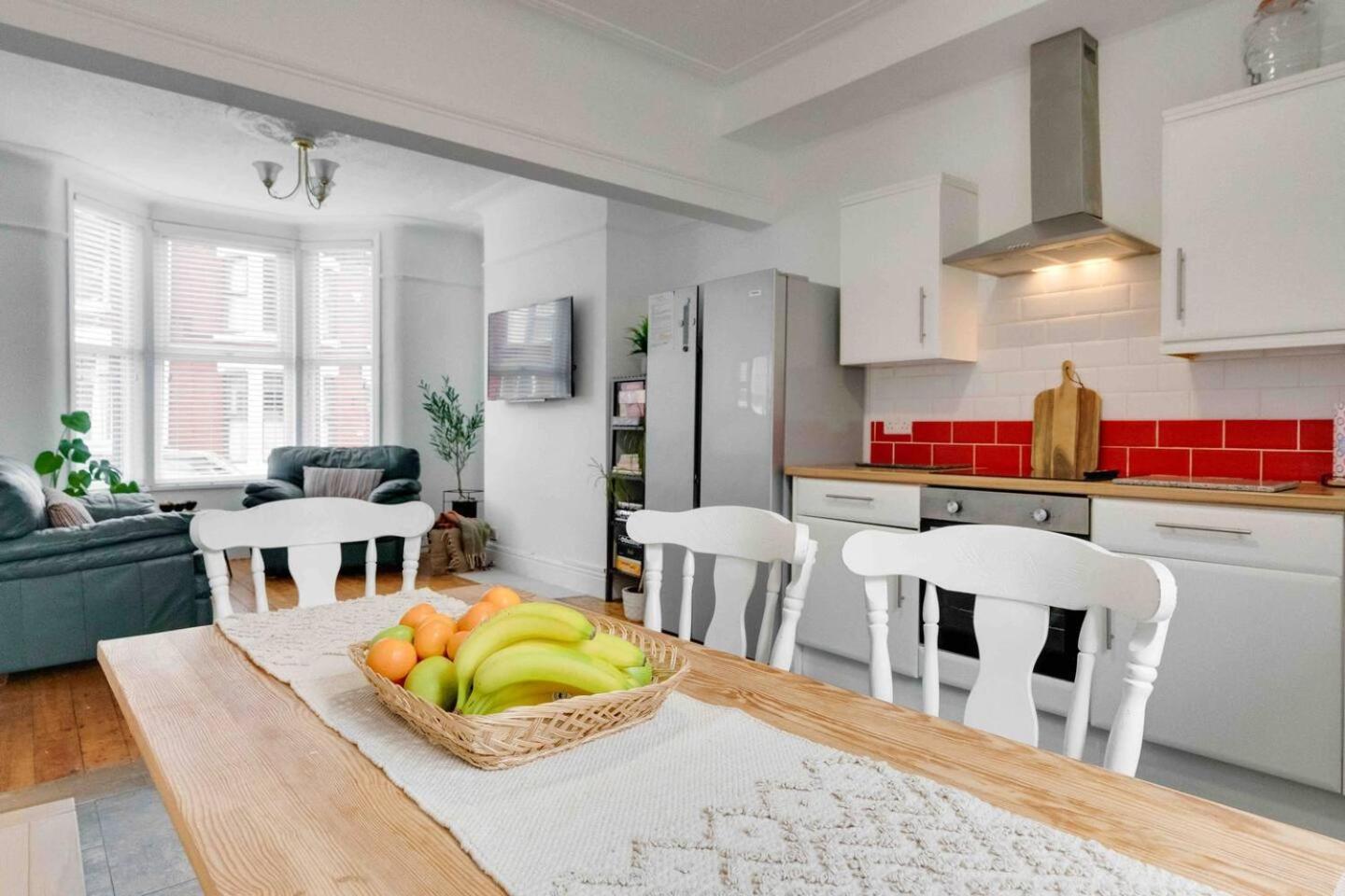 Spacious 4-bed Nearby Sefton Park Sleeps 8 Holiday home