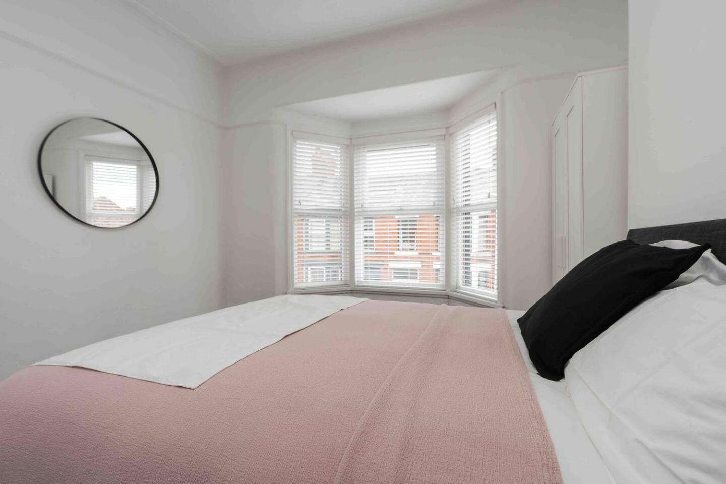 Spacious 4-bed Nearby Sefton Park Sleeps 8 Holiday home *