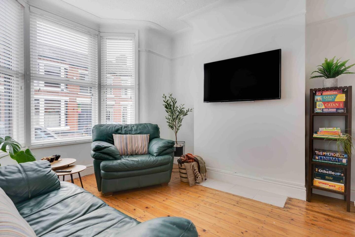 Spacious 4-bed Nearby Sefton Park Sleeps 8 *