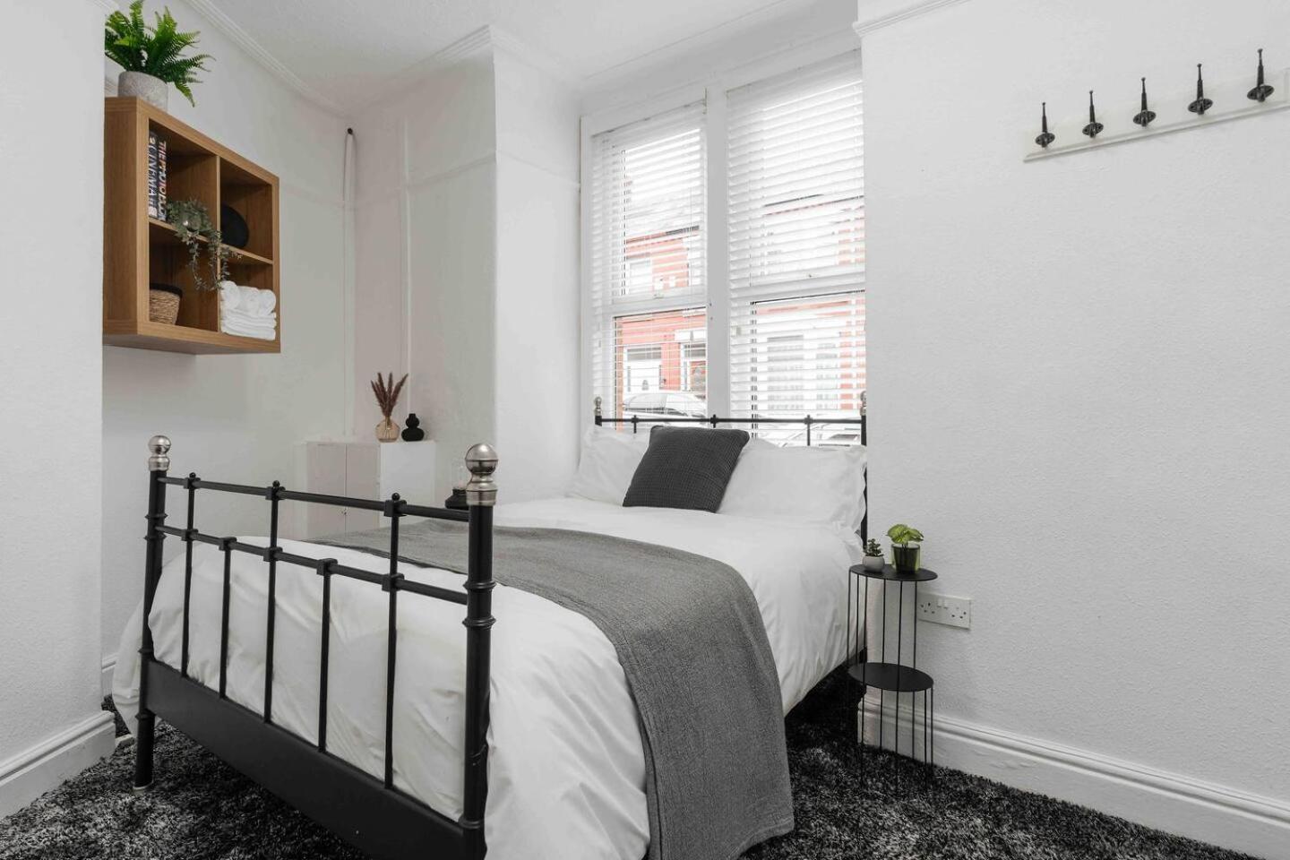 Spacious 4-bed Nearby Sefton Park Sleeps 8 Holiday home *