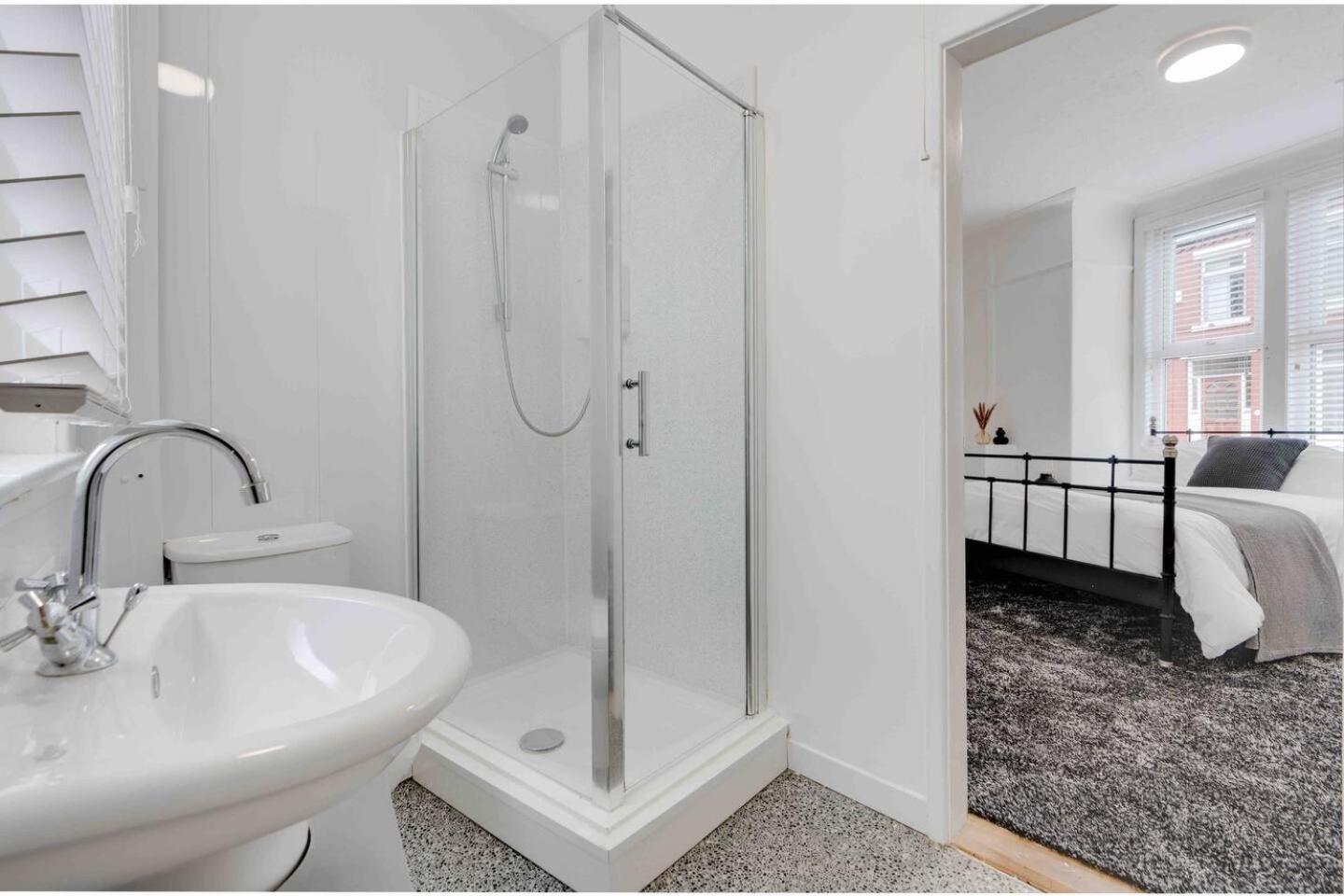 Holiday home Spacious 4-bed Nearby Sefton Park Sleeps 8 *