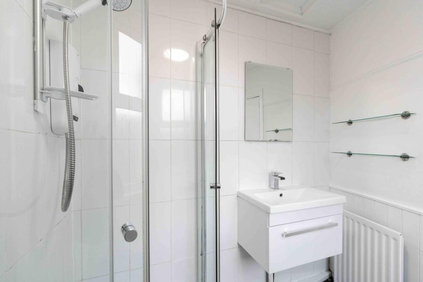 Holiday home Spacious 4-bed Nearby Sefton Park Sleeps 8 Liverpool