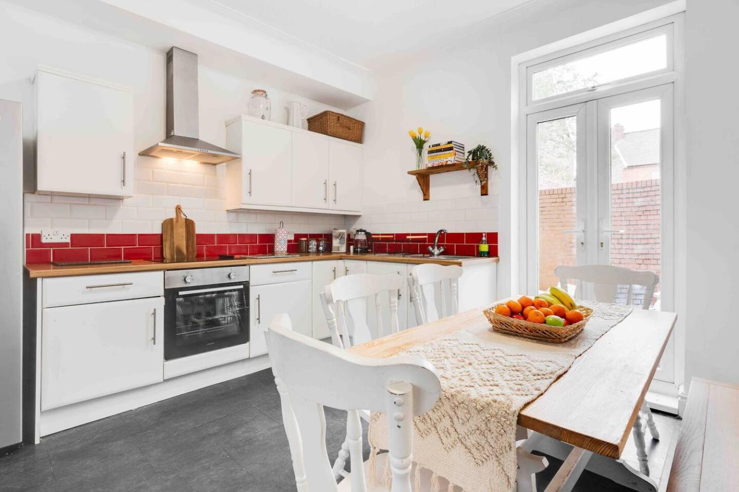 Spacious 4-bed Nearby Sefton Park Sleeps 8 *