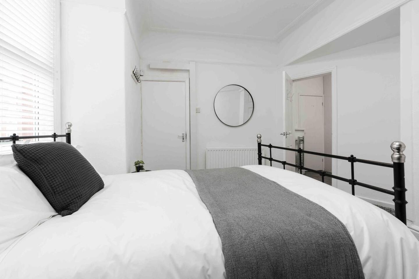 Holiday home Spacious 4-bed Nearby Sefton Park Sleeps 8 Liverpool