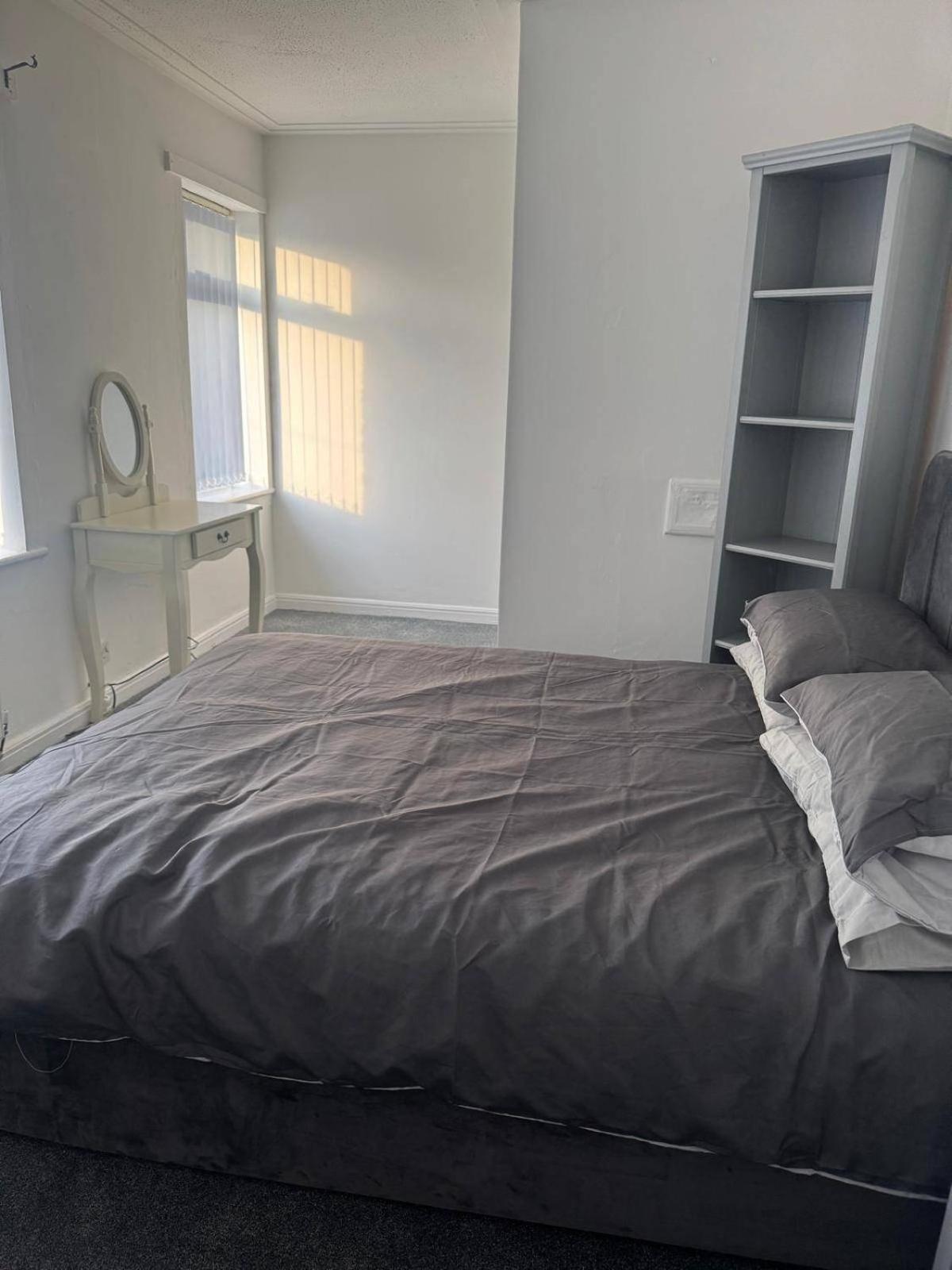 Knotty Ash - 3 Beds - Sleeps 6 - On-site Parking *