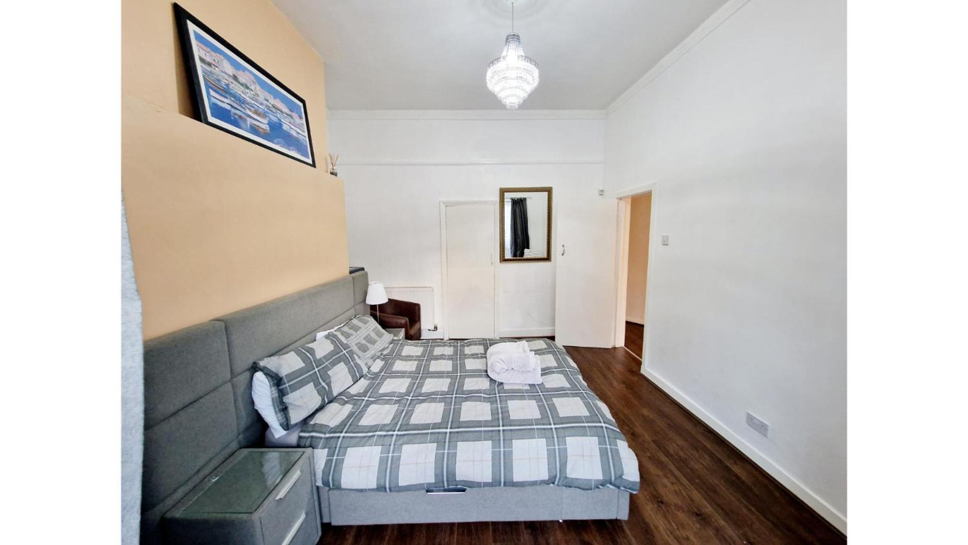 Upscale Executive Great Location Apartment