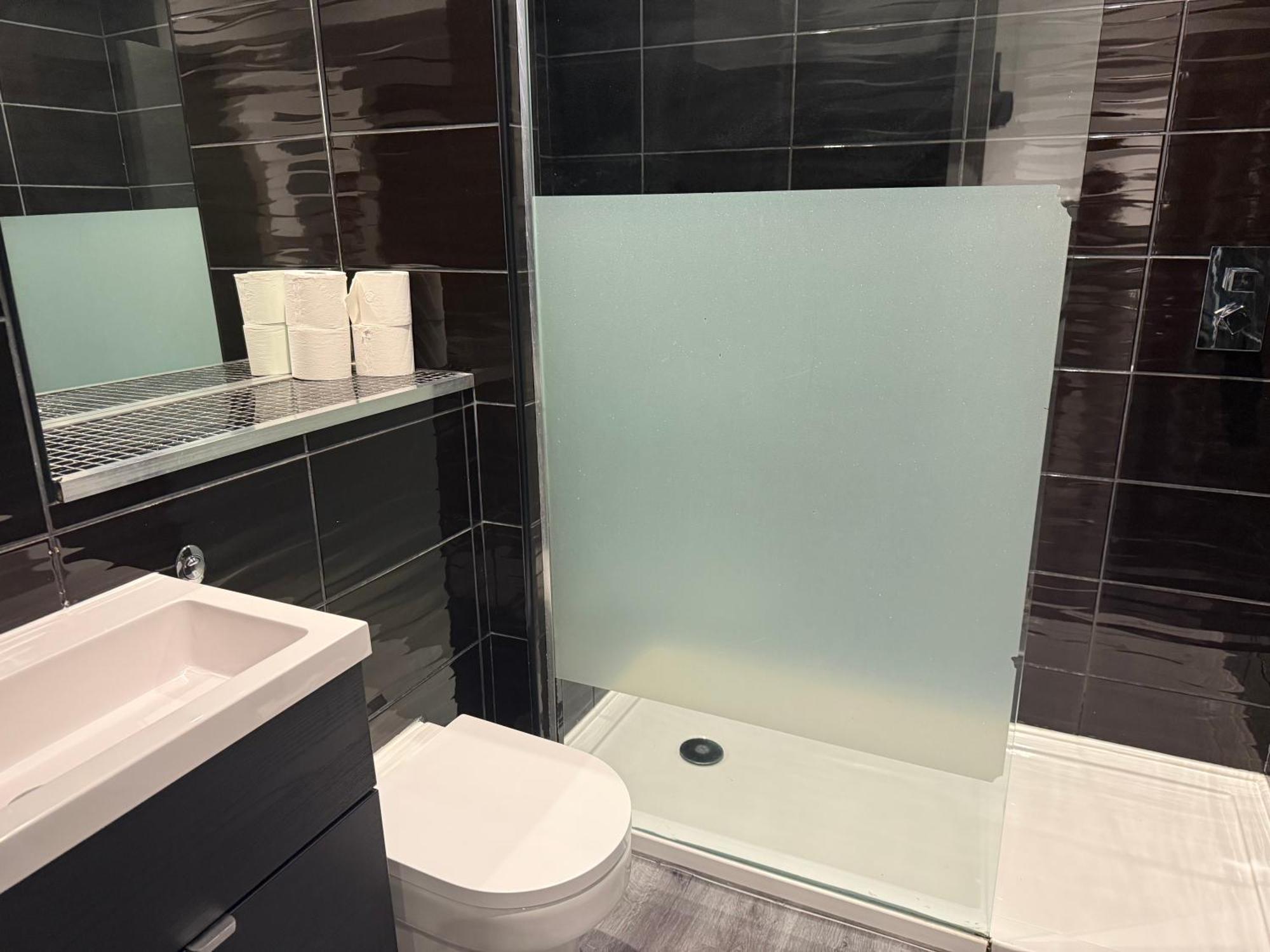 Amazing 10 Bed On Mathew Street Sleeps 18 *