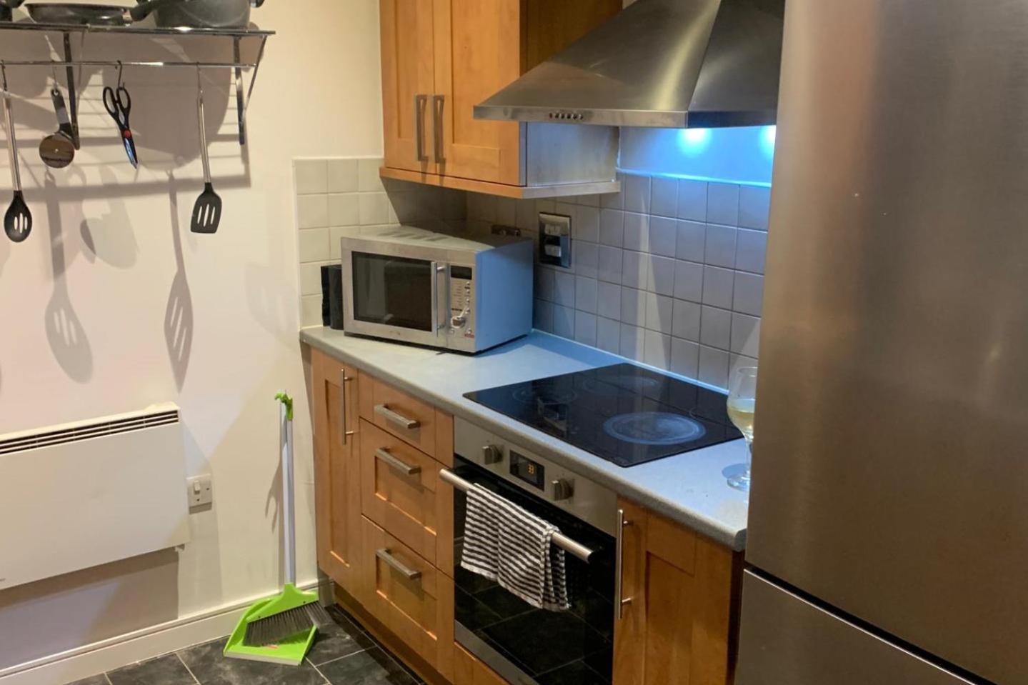 Apartment-sleeps 6-free Parking Liverpool