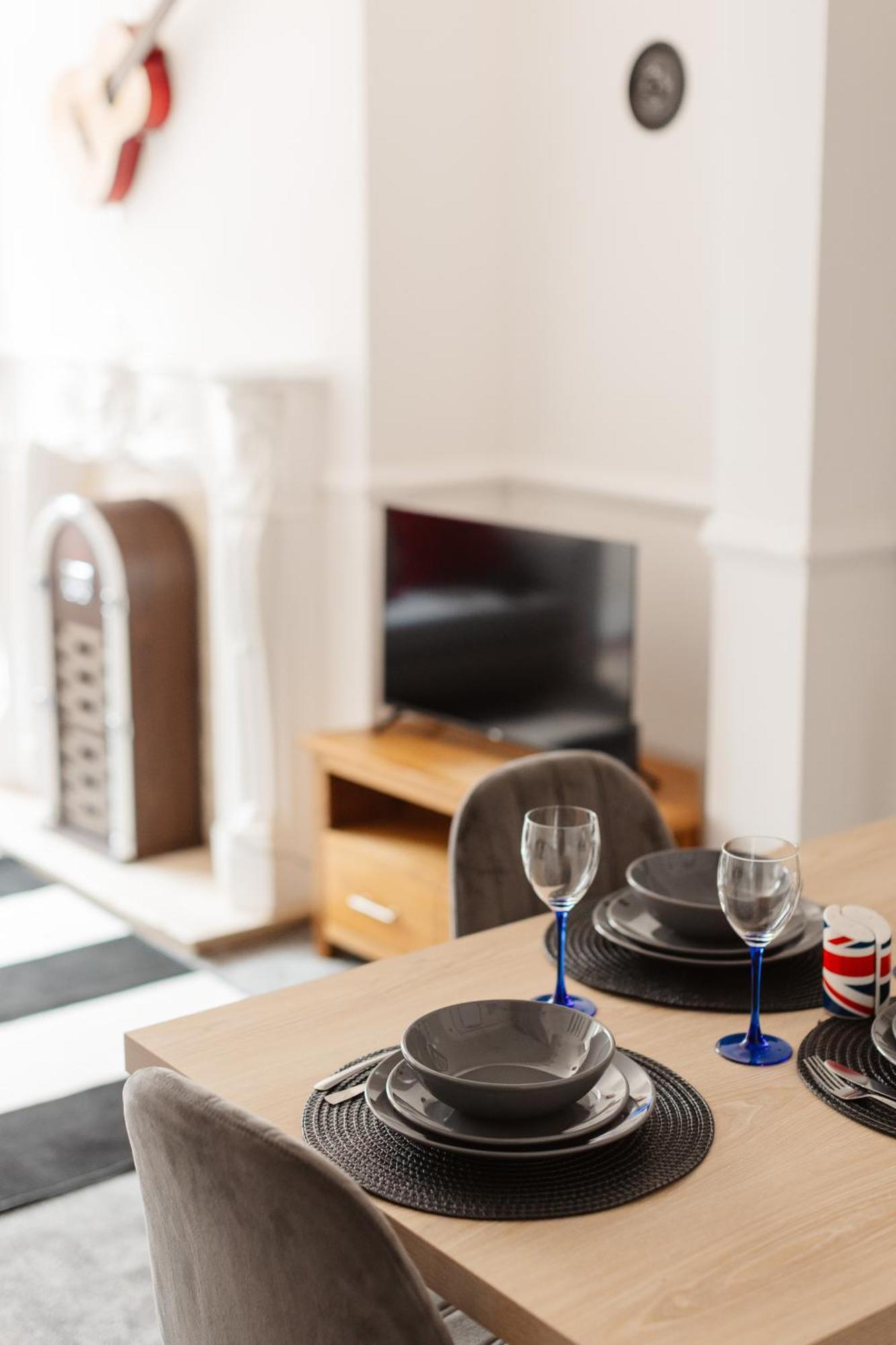 Let It Retreat , Anfield, Beatles Themed Holiday home