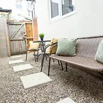 Air Host & Stay - Cedar House - 3Br With Parking