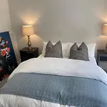 Deluxe Huge Detached House With Parking, Sleeps Up To 30 People, 2M From Liverpool City Centre
