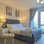 Large 4-Bedrooms House Near Centre Free Parking