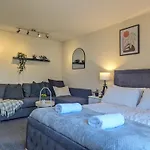 Large 4-Bedrooms House Near Centre Free Parking
