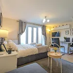 Large 4-Bedrooms House Near Centre Free Parking