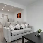 Beautiful House - Free Parking - 5 Mins To Centre