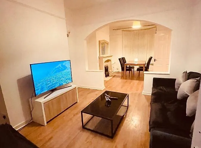 Cute Spacious 2 Bedroom House, Sleeps 8, Free Street Parking, Easy Access Lock Box Entry, 2 Minute Drive From City Centre