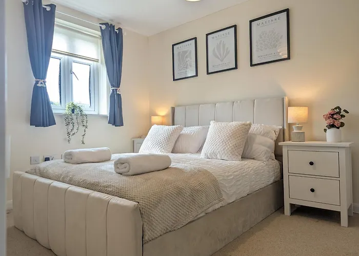 Large 4-Bedrooms House Near Centre Free Parking