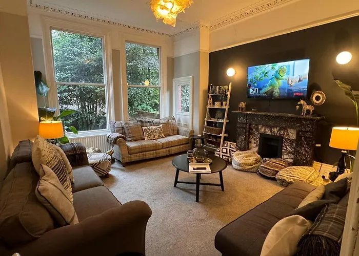 Deluxe Huge Detached House With Parking, Sleeps Up To 30 People, 2M From Liverpool City Centre