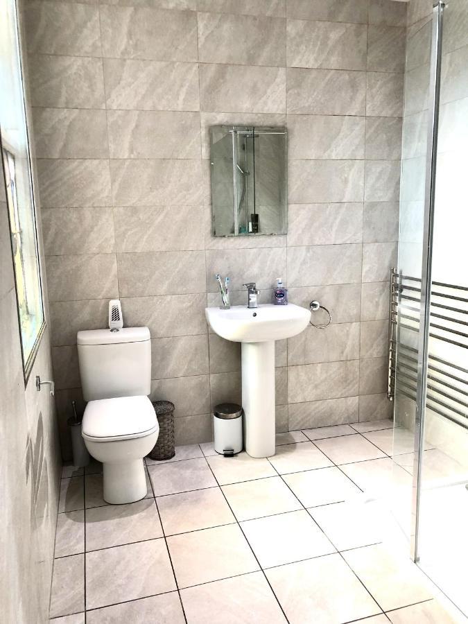 Deluxe Huge Detached House With Parking, Sleeps Up To 30 People, 2m From Centre *