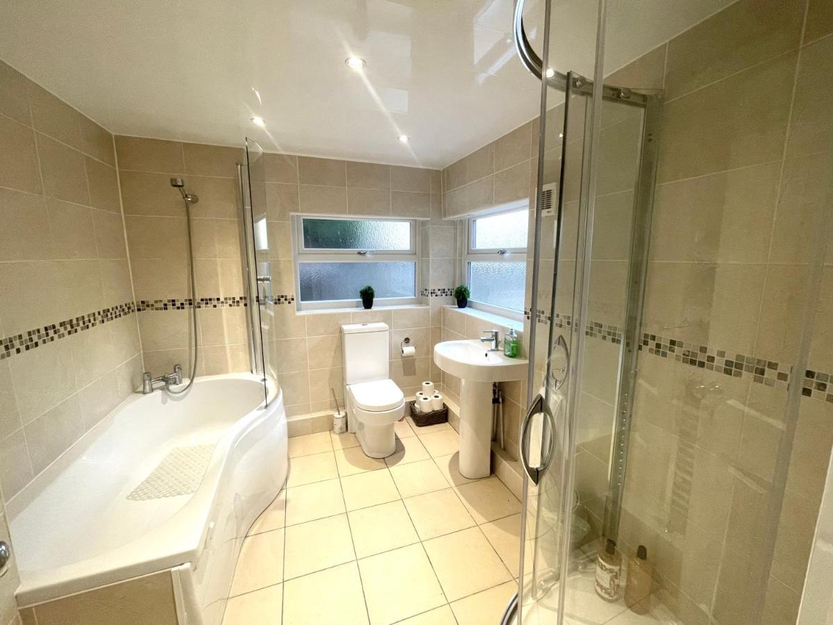 Deluxe Huge Detached House With Parking, Sleeps Up To 30 People, 2m From Centre *