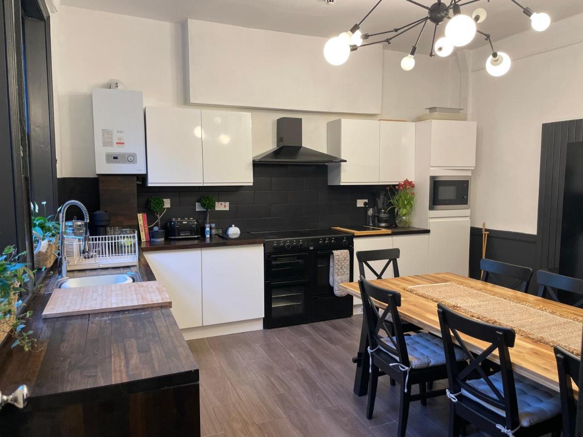 Deluxe Huge Detached House With Parking, Sleeps Up To 30 People, 2m From Centre * Liverpool