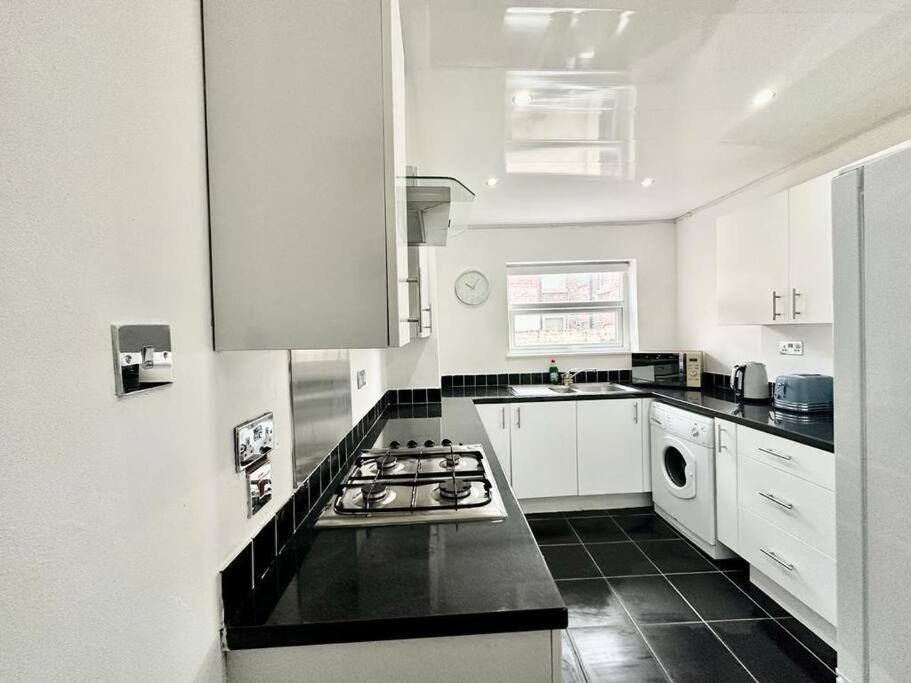 Princes Park Semi With Jacuzzi Sleeps 6 L8 Holiday home *