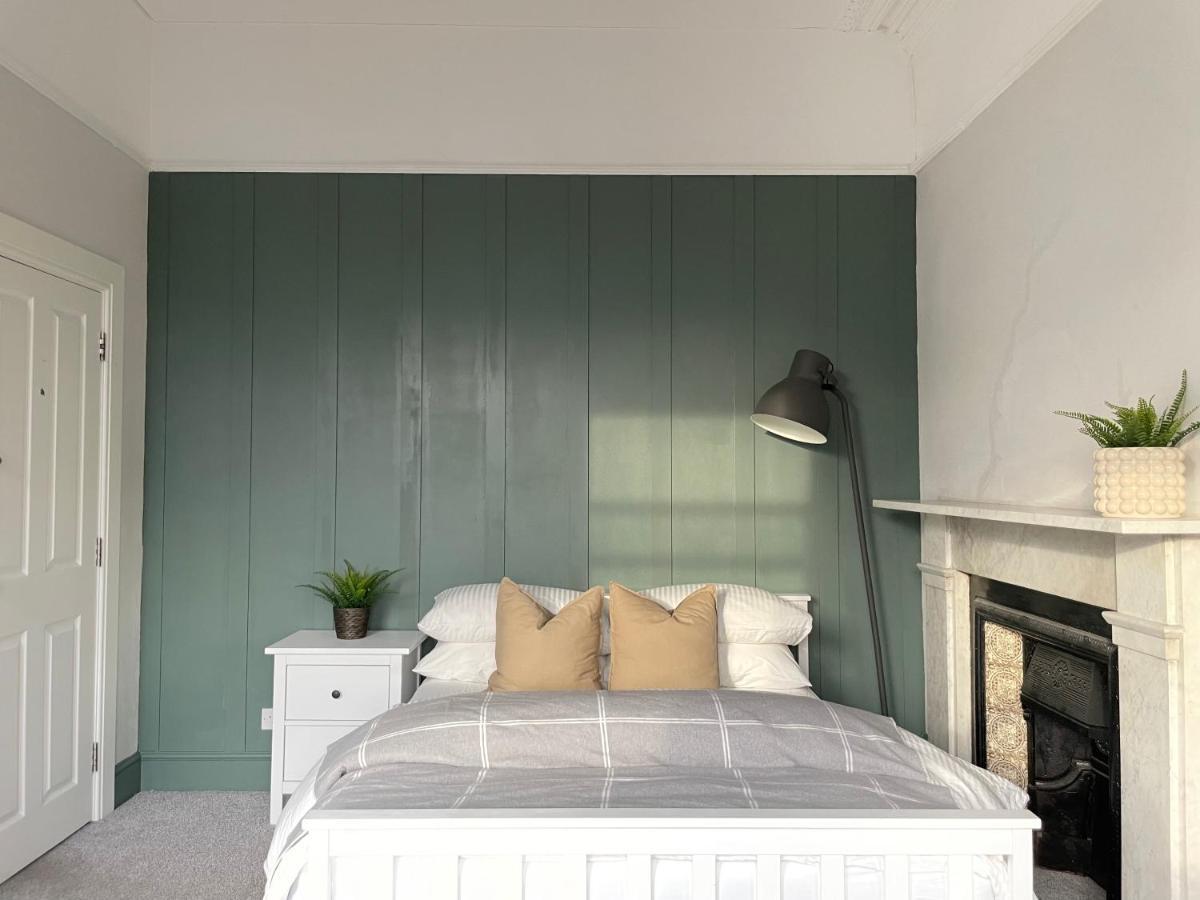 Holiday home Deluxe Huge Detached House With Parking, Sleeps Up To 30 People, 2m From Centre